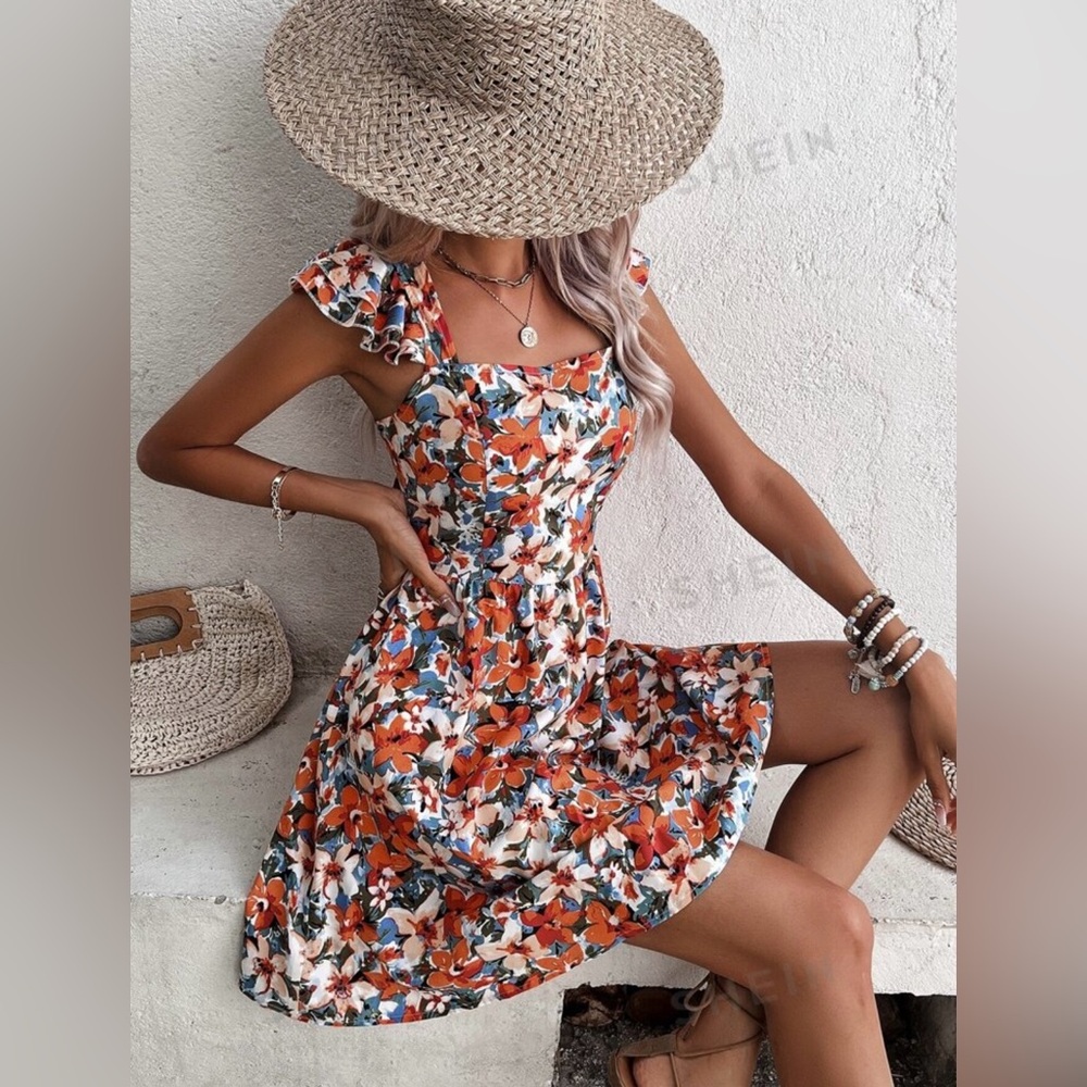 Floral open back dress 💫